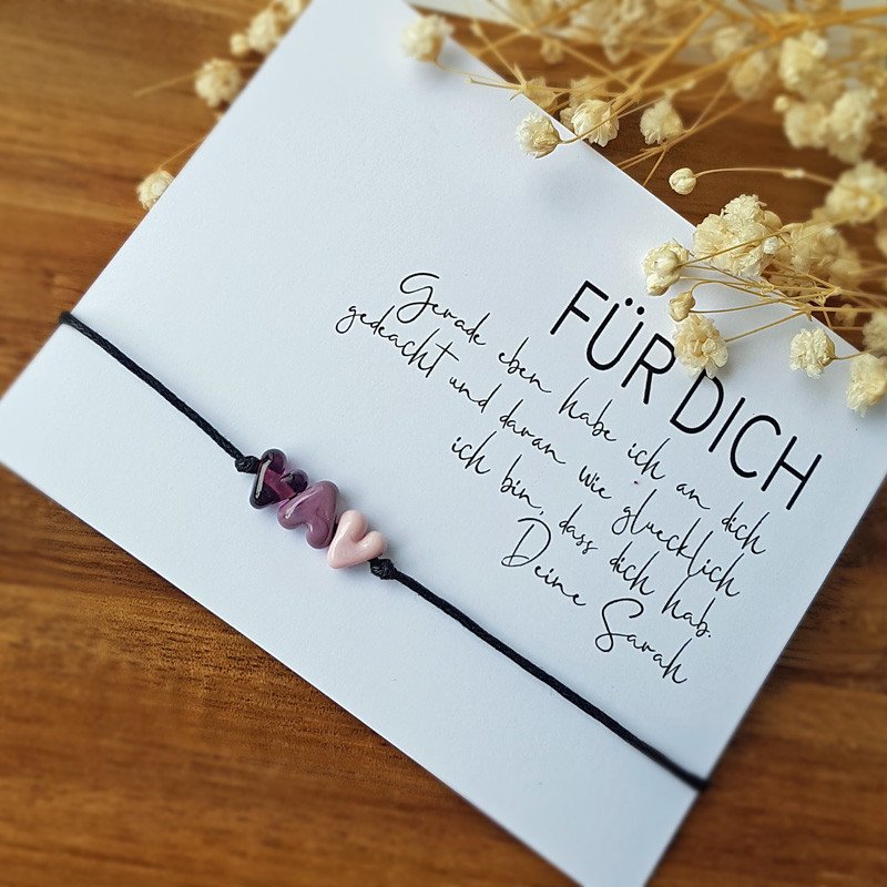 individualisierbares Glücksarmband mit drei Herzen