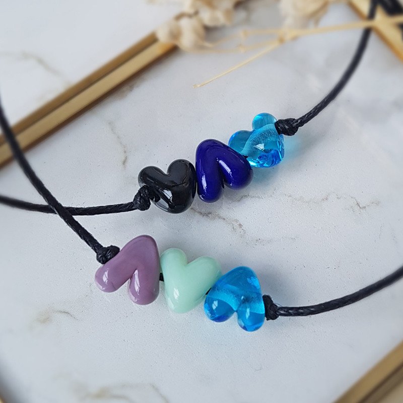 individualisierbares Glücksarmband mit drei Herzen