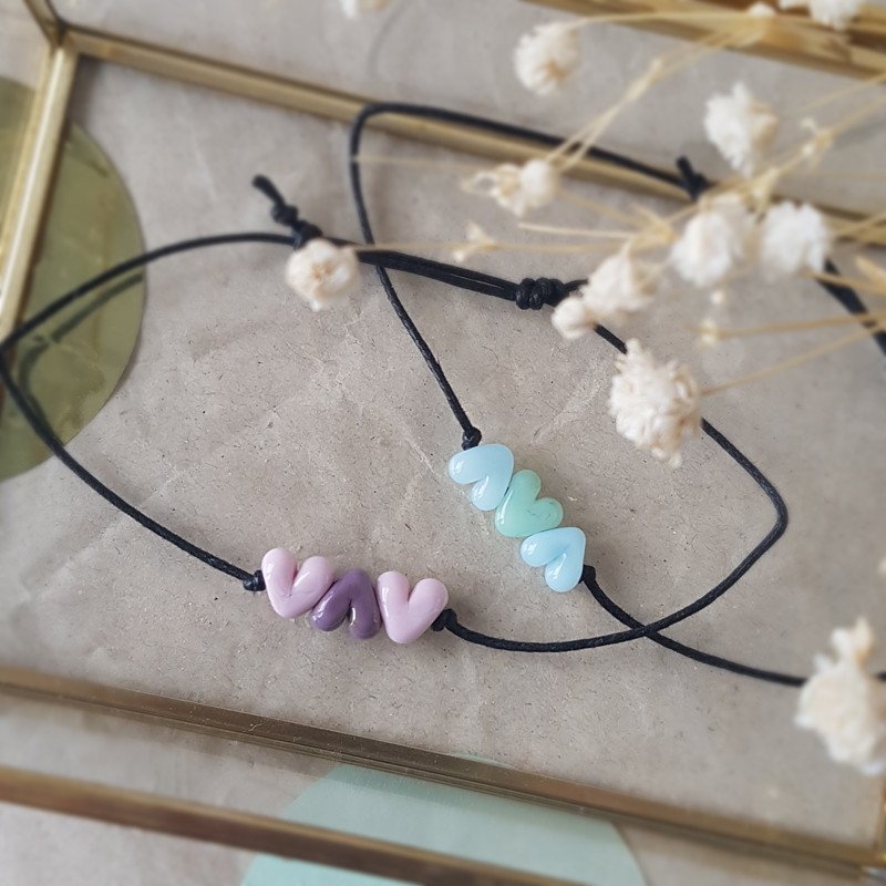 individualisierbares Glücksarmband mit drei Herzen