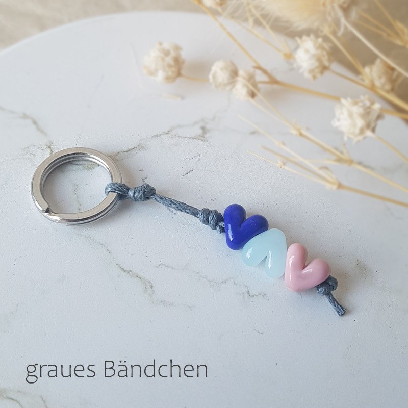 personalisierbarer Schlüsselanhänger mit drei Herzen
