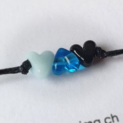 individualisierbares Glücksarmband mit drei Herzen