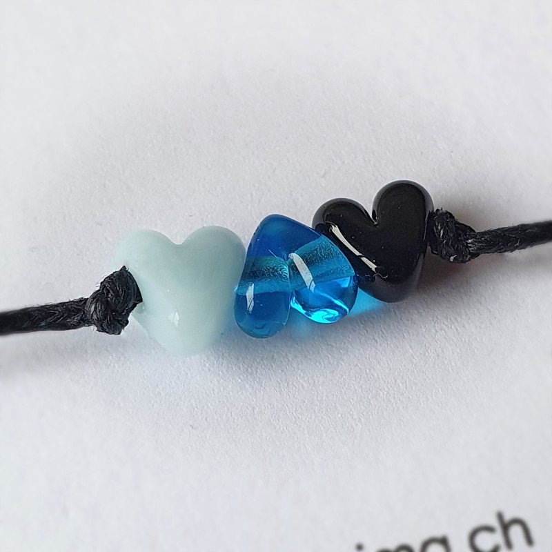 individualisierbares Glücksarmband mit drei Herzen