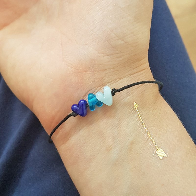 individualisierbares Glücksarmband mit drei Herzen