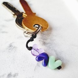 personalisierbarer Schlüsselanhänger mit drei Herzen