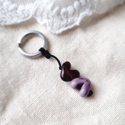 personalisierbarer Schlüsselanhänger mit zwei Herzen