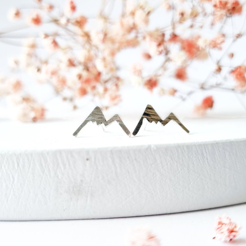 Ohrstecker BERG – Handgeschmiedete Bergsilhouette aus 925 Silber | Schmuck aus der Schweiz