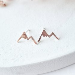 Ohrstecker BERG – Handgeschmiedete Bergsilhouette aus 925 Silber | Schmuck aus der Schweiz