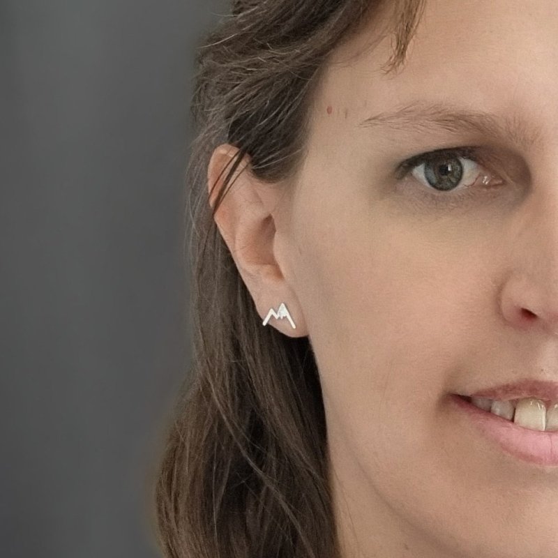 Ohrstecker BERG – Handgeschmiedete Bergsilhouette aus 925 Silber | Schmuck aus der Schweiz